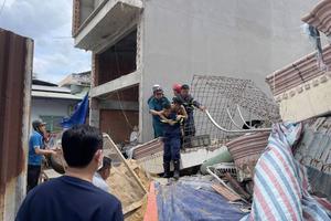  Cảnh sát bất chấp nguy hiểm, nỗ lực cứu nạn nhân vụ sập nhà