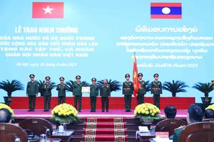 Trao khen thưởng của Nhà nước và Bộ Quốc phòng Lào tặng các tập thể, cá nhân QĐND Việt Nam