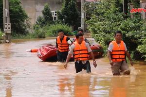 Công an Bình Phước giúp dân thoát khỏi lũ lụt