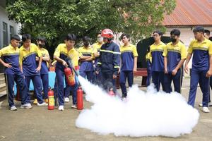 Hơn 500 sinh viên tham gia trải nghiệm thực hành chữa cháy và cứu nạn cứu hộ