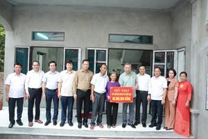 Bộ trưởng Tô Lâm thăm, tặng quà hộ nghèo, gia đình chính sách tại Hưng Yên