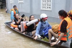 Công an đẩy thuyền giúp người dân thoát khỏi vùng ngập lụt 