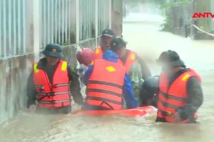 Công an dầm mưa hỗ trợ người dân trong vùng ngập lụt