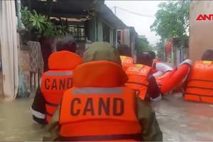 Trung đoàn CSCĐ Trung Bộ hỗ trợ người dân vùng ngập