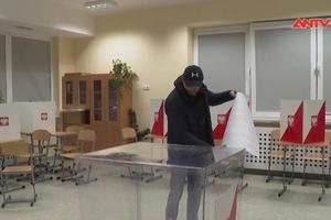 Người dân Ba Lan bắt đầu đi bỏ phiếu bầu cử Quốc hội khóa mới