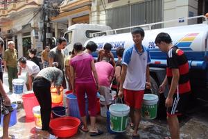 Hà Nội: Hàng ngàn người dân khốn khổ vì thiếu nước sạch