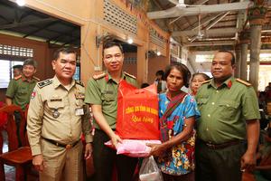 Công an tỉnh An Giang khám bệnh, cấp thuốc miễn phí và tặng quà người dân Campuchia 