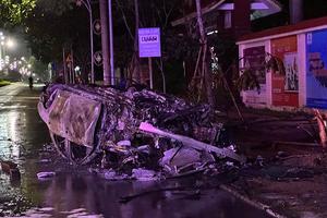 Quảng Bình: Xe ô tô cháy rụi sau tai nạn