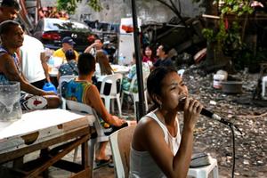 Hát karaoke – niềm yêu thích của người Philippines