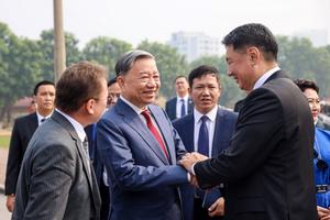 Tổng thống Mông Cổ thăm Bộ Tư lệnh Cảnh sát cơ động 