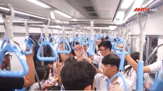 Hàng trăm sinh viên tiêu biểu trải nghiệm tàu Metro