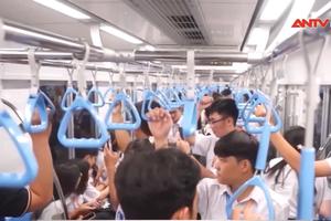Hàng trăm sinh viên tiêu biểu trải nghiệm tàu Metro