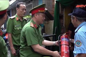 Công an phường Bến Thành trao tặng bình chữa cháy cho gia đình khó khăn