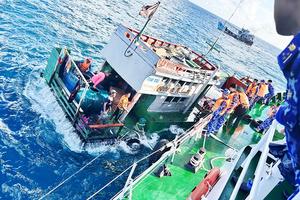 Cảnh sát biển kịp thời cứu sống 6 người trên tàu chở nước đá bị chìm