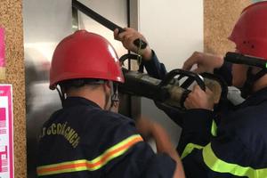 Giải cứu 9 người bị kẹt trong thang máy