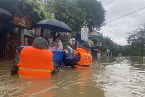 CSGT hỗ trợ phương tiện qua tuyến đường ngập lụt 