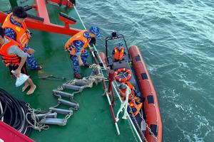Tàu Cảnh sát biển đưa 14 ngư dân bị nạn vào đất liền an toàn