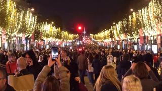 Pháp thắp sáng đại lộ Champs Elysees 