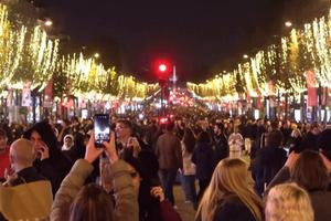 Pháp thắp sáng đại lộ Champs Elysees 