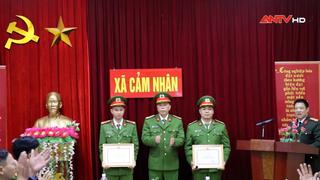 Khen cán bộ công an xã Cảm Nhân