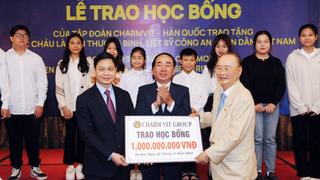 Tiếp nhận học bổng trao tặng con thương binh liệt sĩ CAND