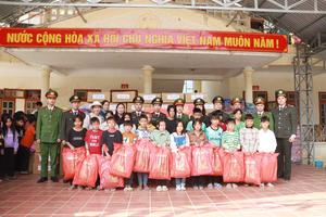 Trao hơn 3.000 cuốn sách cho trường bị cháy nhà bán trú ở Sơn La