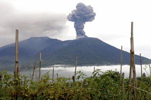  Indonesia tìm kiếm người mất tích sau vụ núi lửa phun trào