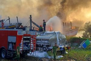 Lính cứu hỏa dũng cảm dập đám cháy xưởng đóng tàu