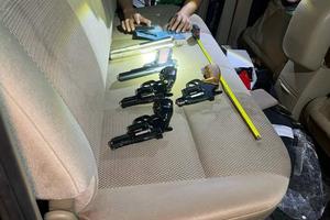 7 thanh niên dương tính ma túy trên ô tô chở nhiều súng và hung khí