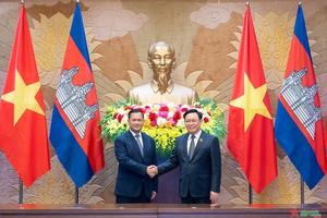 Chủ tịch Quốc hội Vương Đình Huệ hội kiến với Thủ tướng Campuchia Hun Manet