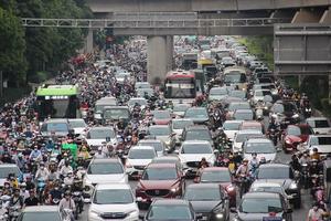 Phát huy vai trò của người dân trong giảm ùn tắc giao thông