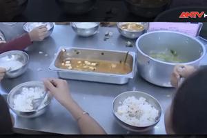 Ngăn chặn tình trạng cắt xén bữa ăn của học sinh vùng cao