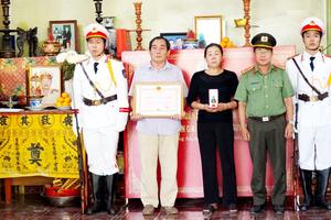 Truy tặng Huân chương Bảo vệ Tổ quốc hạng Ba cho liệt sĩ Nguyễn Xuân Hào