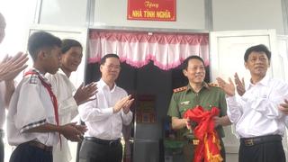 Chủ tịch nước dự lễ bàn giao 1.200 căn nhà cho người nghèo tỉnh Sóc Trăng
