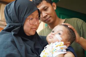 Thảm cảnh của những đứa trẻ nhiễm độc siro ho ở Indonesia