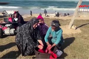 Người dân Dải Gaza sử dụng nước biển để sinh hoạt