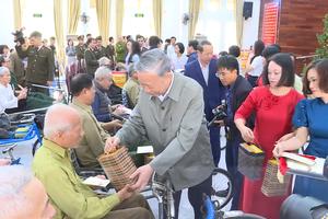 Bộ trưởng Tô Lâm thăm, tặng quà tại Trung tâm điều dưỡng thương binh Thuận Thành