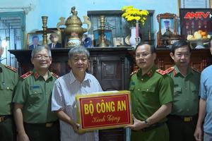 Thứ trưởng Nguyễn Văn Long thăm, tặng quà gia đình chính sách tại tỉnh Tây Ninh