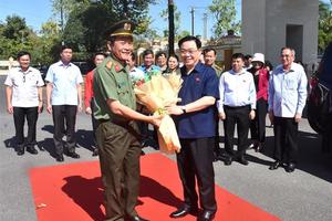 Chủ tịch Quốc hội Vương Đình Huệ thăm, chúc Tết lực lượng vũ trang tỉnh Bạc Liêu