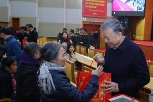 Bộ trưởng Tô Lâm thăm, tặng quà gia đình chính sách, người lao động tại tỉnh Hưng Yên