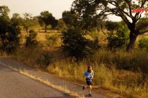 Người mỗi ngày chạy hơn 42 km xuyên châu Phi