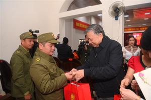 Đại tướng Tô Lâm thăm, tặng quà nhân dân và cán bộ chiến sĩ tỉnh Sơn La