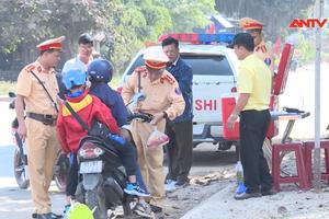 Cảnh sát giao thông Bình Định tiếp sức người dân về quê ăn Tết