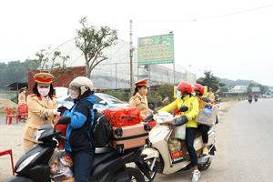 Thái Nguyên: Trao 100 suất quà tặng người dân về quê ăn Tết