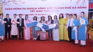 Nhộn nhịp du khách đến Đà Nẵng vui Tết Giáp Thìn 2024