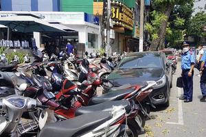 Công an quận Hoàn Kiếm xử phạt nhiều điểm trông giữ xe giá cao