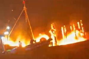 Tàu cá bị cháy khi đang neo đậu trên vùng biển Mũi Né