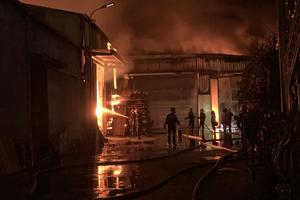 Cháy lớn tại kho xưởng của công ty bao bì ở Hải Dương
