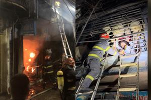 Cảnh sát PCCC cứu 3 người thoát khỏi đám cháy trong đêm