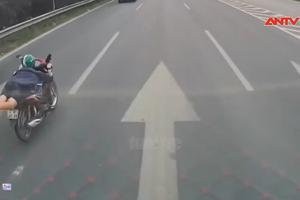  Tạm giữ hình sự tài xế nằm trên yên xe máy, tạt đầu ô tô ở đường cao tốc